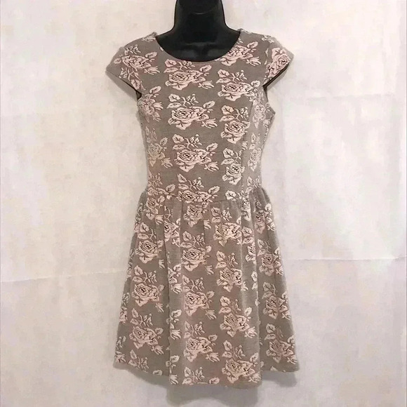 Topshop Dresses & Skirts - Topshop Floral Textured Skater Dress Size 2–WD1